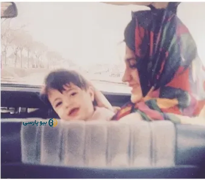 عکس کودکی شیوا طاهری در آغوش مادرش