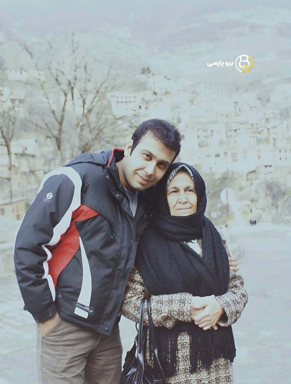 تصویر محسن چاوشی در کنار مادرش در جوانی